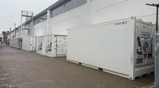 Temperature-controlled ArcticStore containers installed on-site for carbon fiber storage at –18°C, supporting aerospace manufacturing and scalable cold storage capacity.