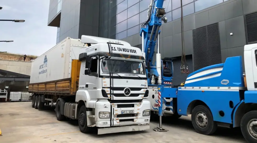 Delivery of temperature-controlled container for on-site carbon fiber storage, supporting aerospace production with reliable -18°C cold chain infrastructure.