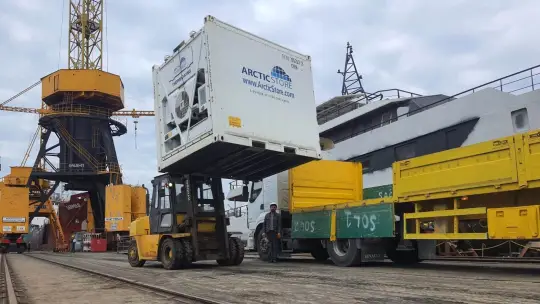 Shipyards in Turkey implemented temperature-controlled containers to store battery systems safely at +15°C to +20°C, ensuring performance and operational efficiency without building new infrastructure.